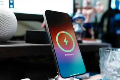天门苹果15换屏服务分享用什么充电器给iPhone15充电更好 